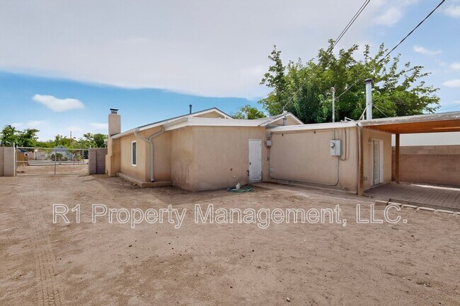 Building Photo - 823 San Lorenzo Ave NW