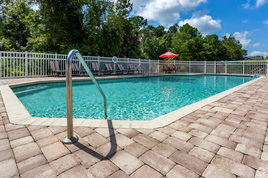 Pool - Bristol Lakes Apartments