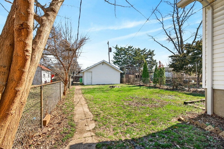 Building Photo - 2207 McCausland Ave