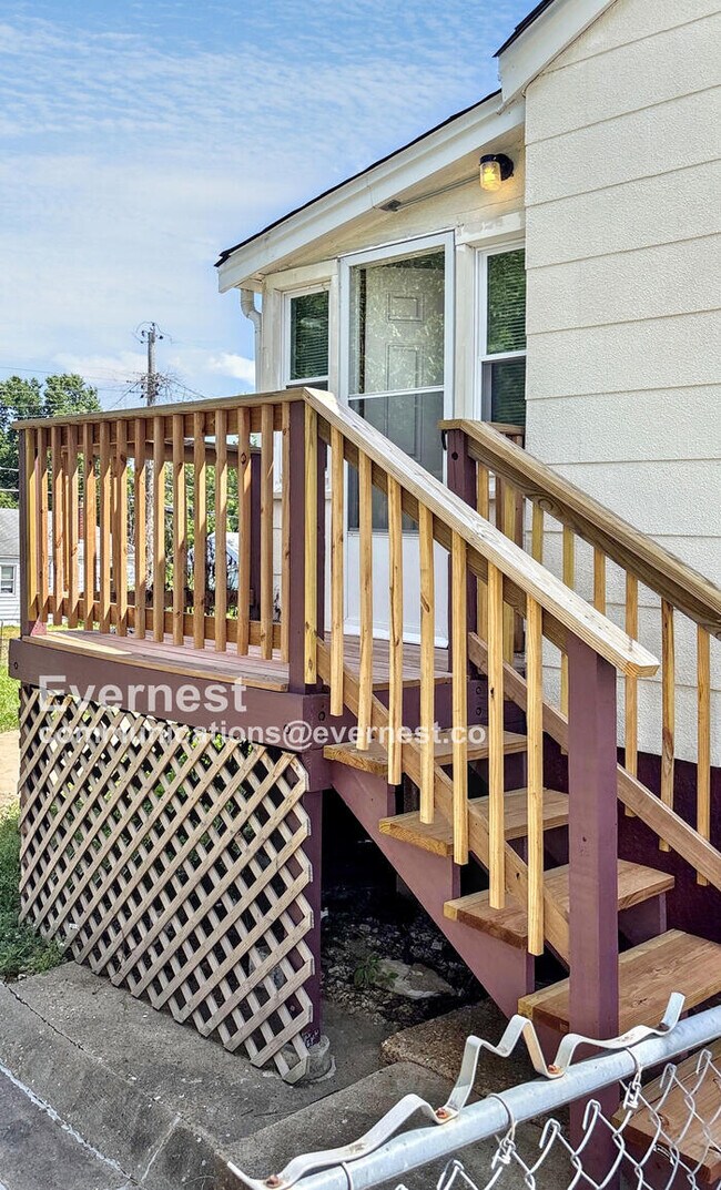 Building Photo - 5636 Sunbury Ave