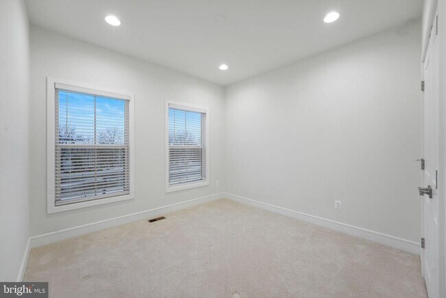 Building Photo - 43421 Farringdon Sq