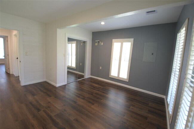 Building Photo - 5307 Pine Ave