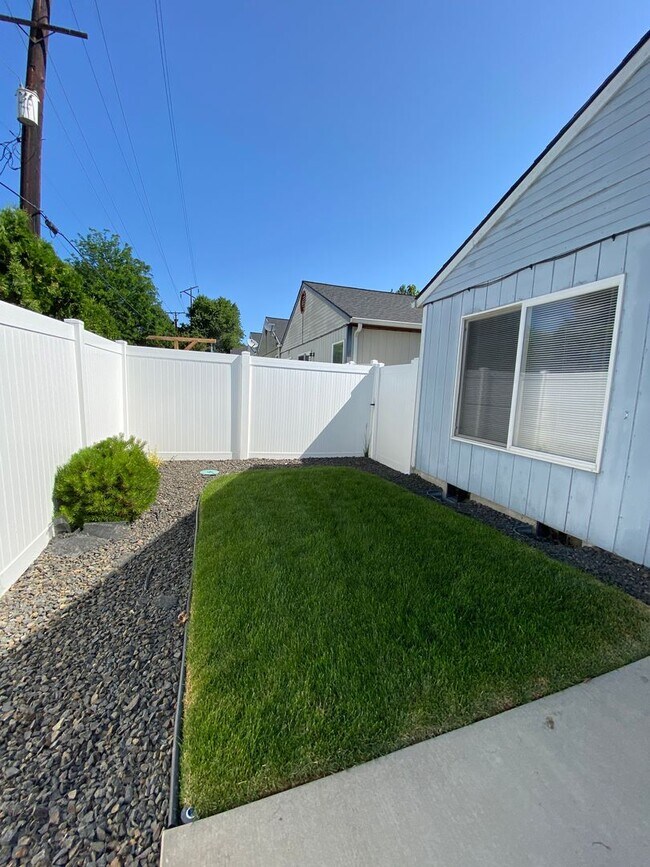 Building Photo - Chill, Grill and Relax! 2bd 2bath Duplex in Yakima!