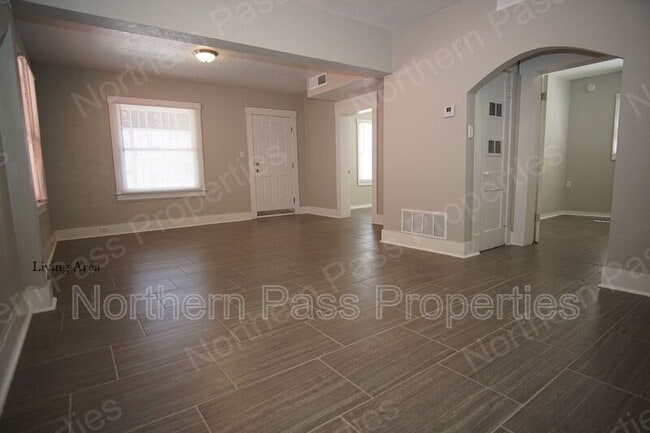 Building Photo - 2114 Tremont Ave