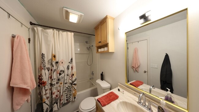 Building Photo - 3 Bed 2 Bath - A/C - Large Backyard - Dog Friendly - NAS Whidbey