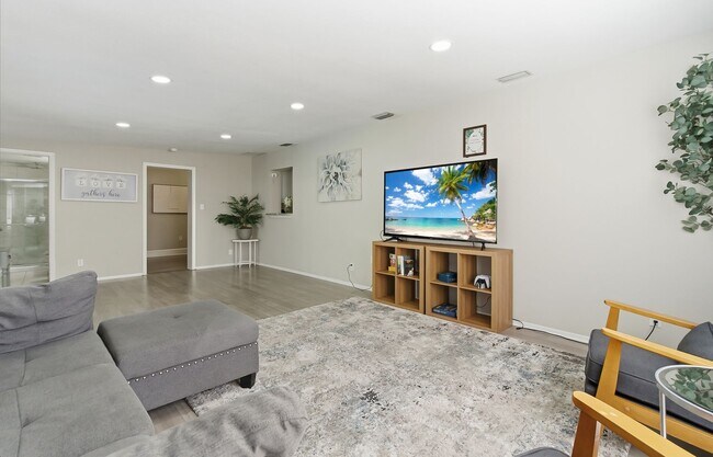 Building Photo - Charming Sarasota Retreat –4-Bedroom/3-Bathroom Modern Pool Home Near Everything!