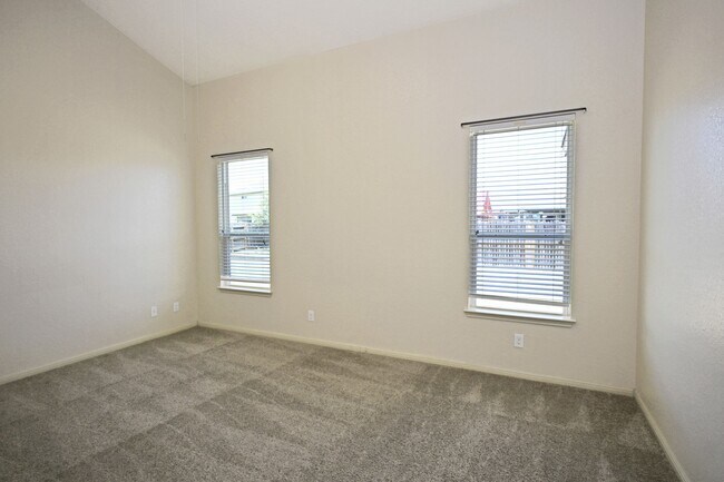 Building Photo - 2231 Hawk Dr