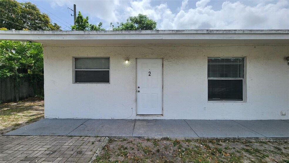 Building Photo - 2221 NW 4th Ct