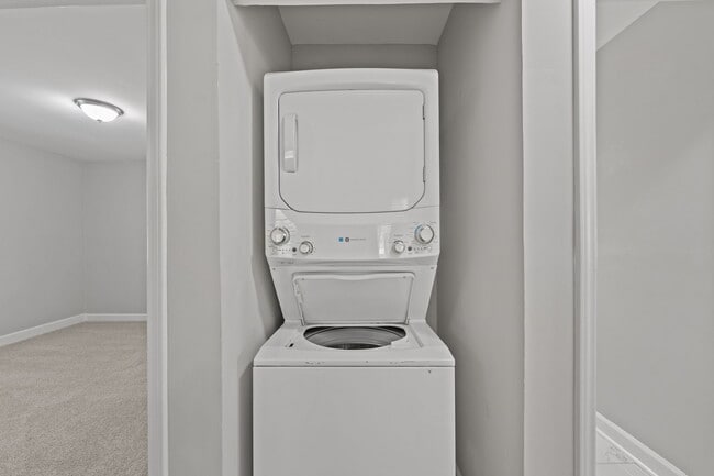 Building Photo - 1910 Hilldale Dr