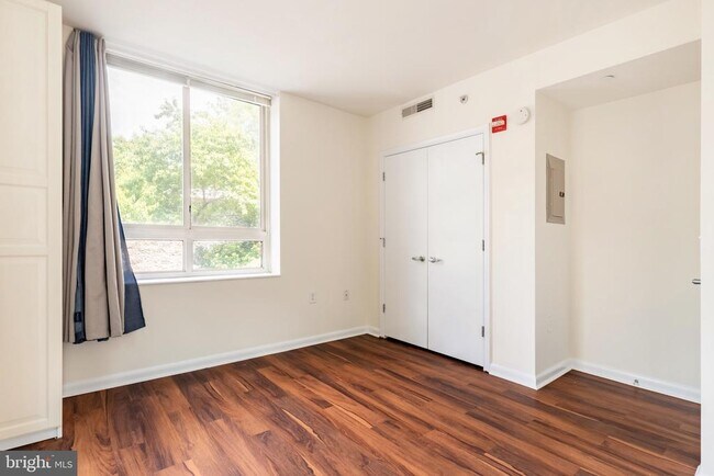 Building Photo - 355 I St SW