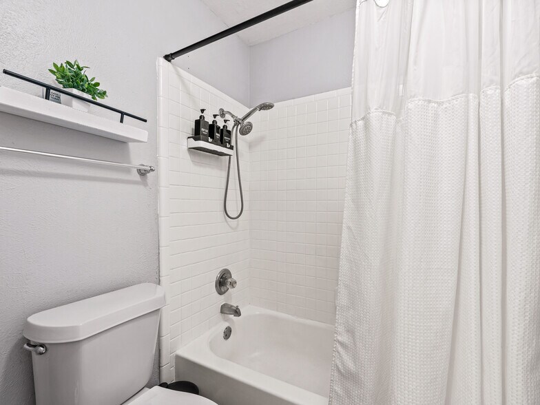 Building Photo - 1113 Roaring Springs Dr