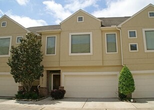 Building Photo - 3815 Center Plaza Dr
