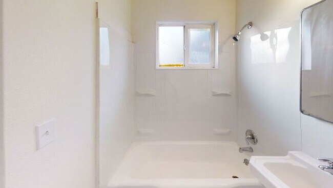 Building Photo - Open-House 6/6 and 6/7 2:30 to 3:30! Call ...