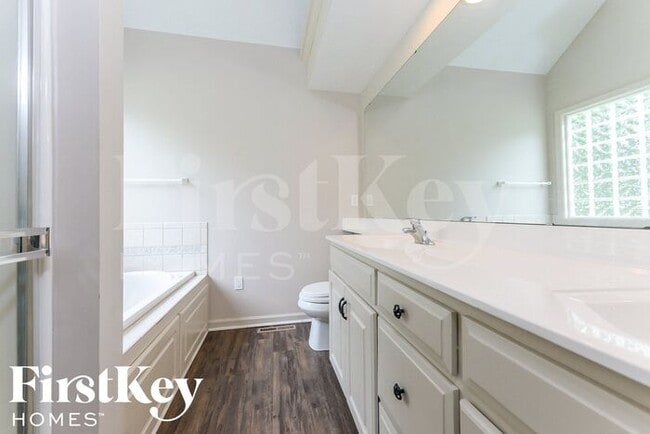 Building Photo - 14050 Drury Ct