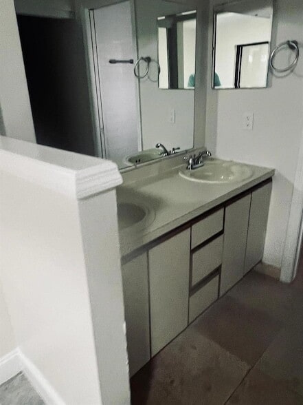 Building Photo - 131 Crown Point Cir