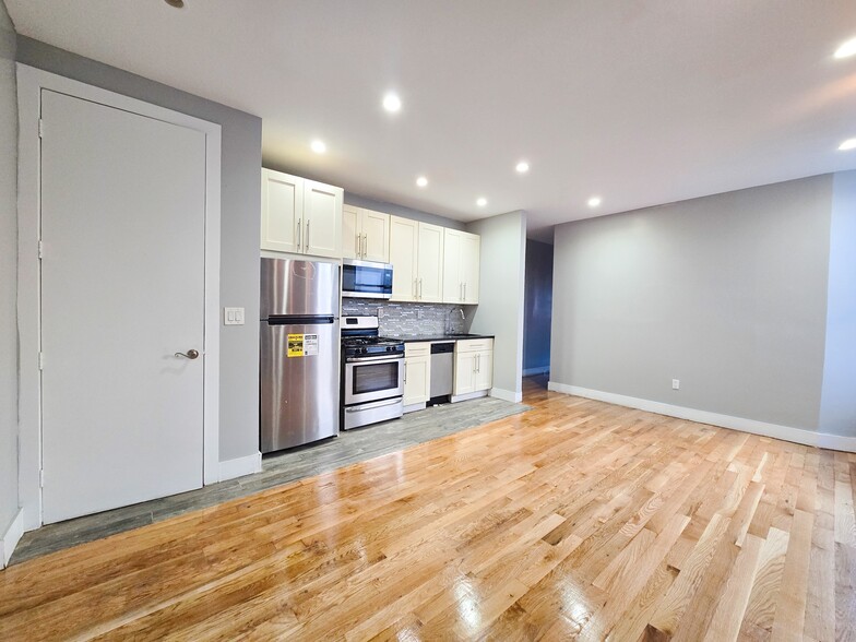Building Photo - 661 W 180th St