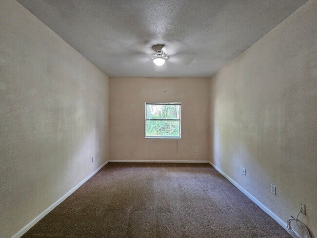 Building Photo - 6 Bedroom/3 Bath home in Black Acres