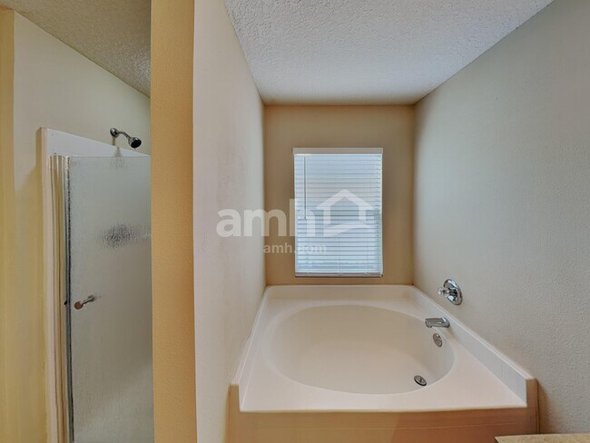 Building Photo - 12333 Anarania Dr