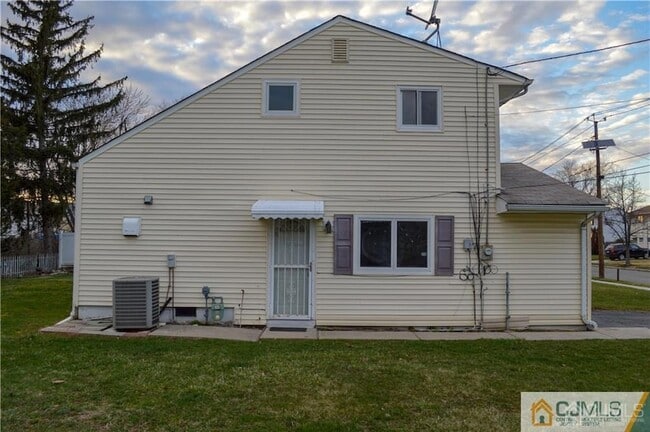 Building Photo - 33 Tennyson St