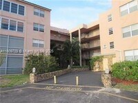 Building Photo - 2861 Somerset Dr