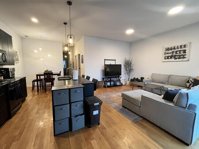 Building Photo - 1637 W Grand Ave