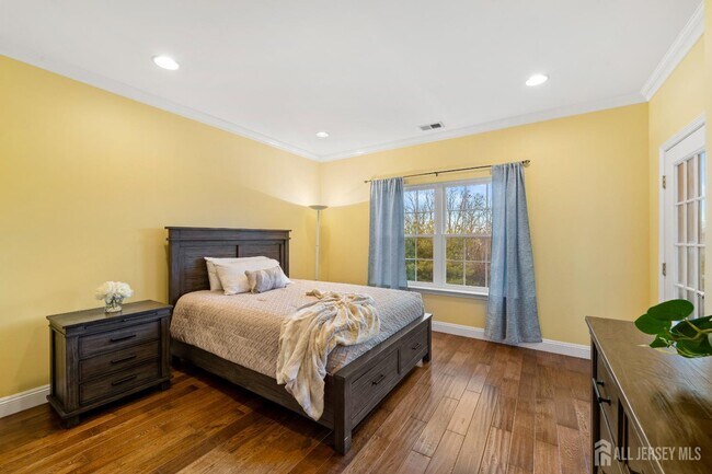 Building Photo - 540 Cranbury Rd