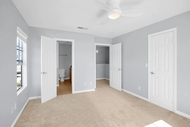 Building Photo - Unit 202