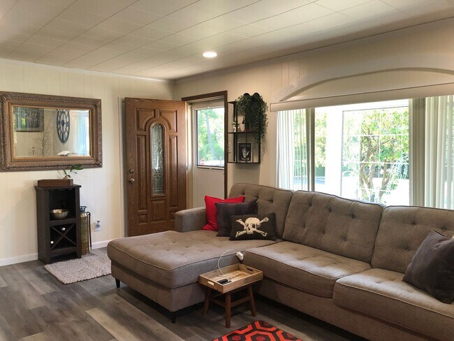 Building Photo - Great Family Home! 3 Bedroom/1 Bath Home o...