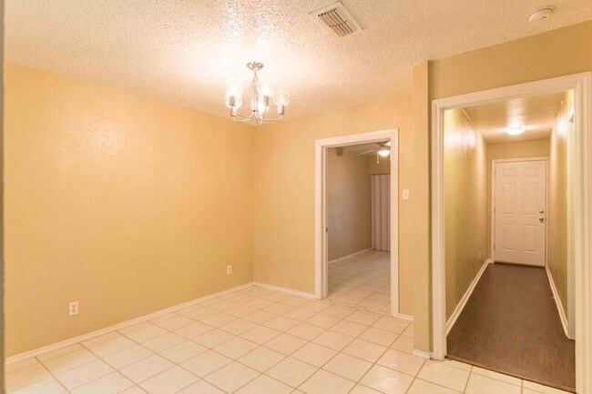 Building Photo - 817 W Rochelle Rd