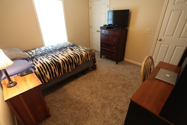 Building Photo - 3B/3B Duplex On Tiger Transit Available August 2026!