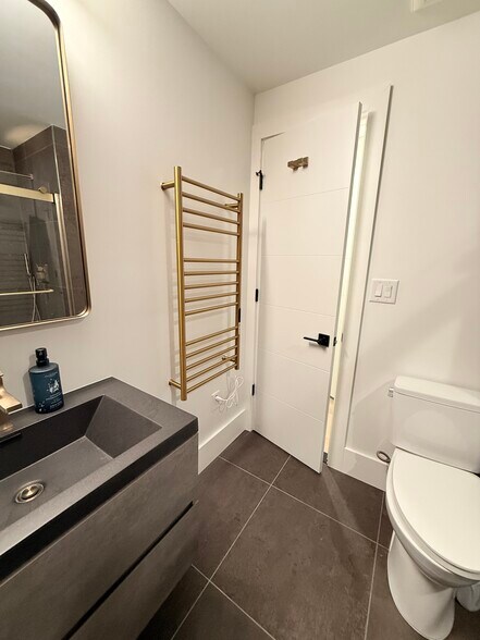 Heated towel rack - 4803 Butterworth Pl NW