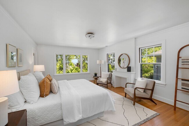 Building Photo - Amazing Nob-Hill Estate with impeccable fi...