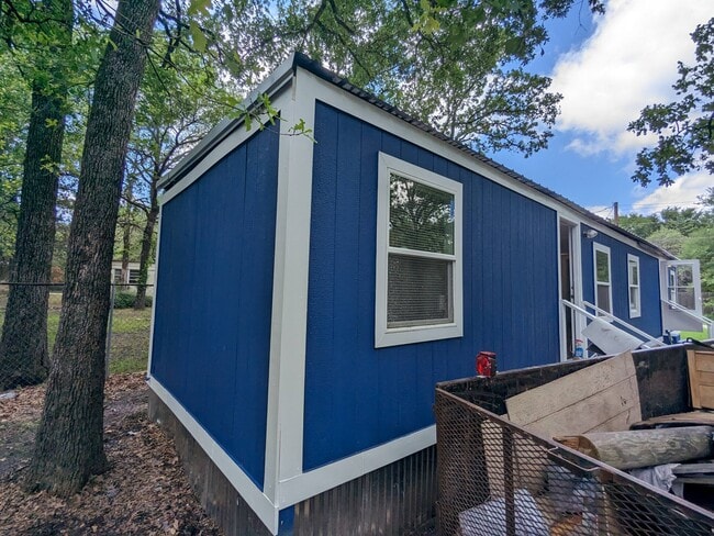 Building Photo - 300 Royal Way