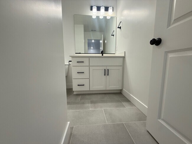 Building Photo - Mapleton TownHome