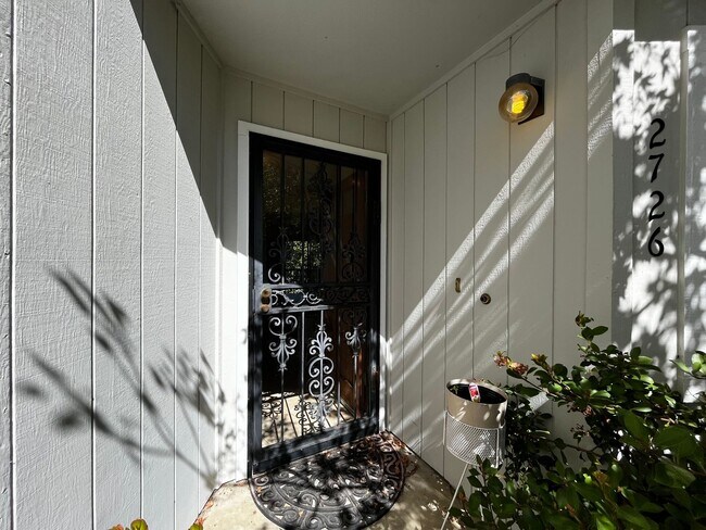 Building Photo - Charming Santa Cruz Townhouse: 3 Beds, 2.5...