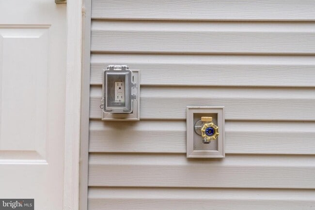 Building Photo - 103 E Duval St