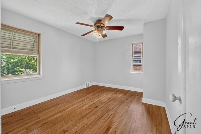 Building Photo - $1350 3 bedrooms