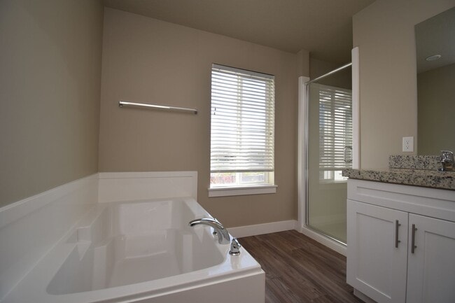 Building Photo - Charming 4 bed Sandy Home, with HOA in Fantastic Location!!!