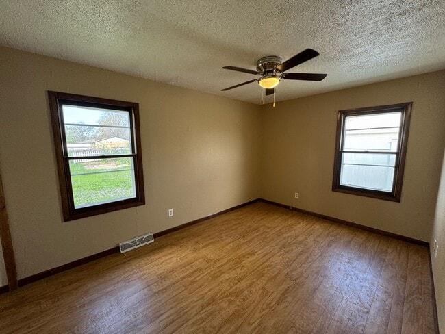 Building Photo - Charming and Spacious East Moline Home!