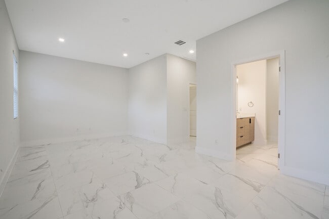 Building Photo - 352 Bella Sol Way