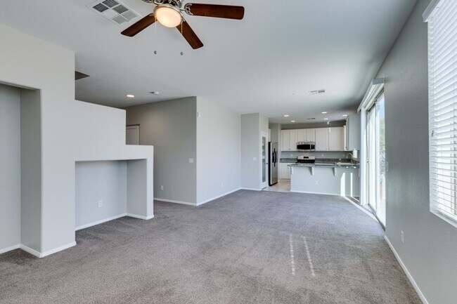 Building Photo - 3 bedroom + Den! Ready for immediate move ...