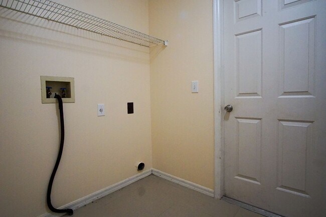 Building Photo - 4 bed Family Single Home Available for Rent in Davenport !!!