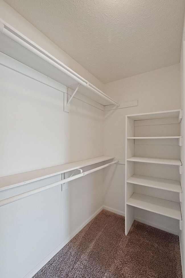 Building Photo - Conveniently Located on 32 in Crawfordsville******Large 2 Bedroom******Comfortable Living