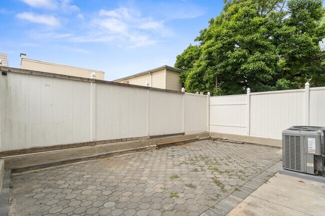 Building Photo - 409 66th St