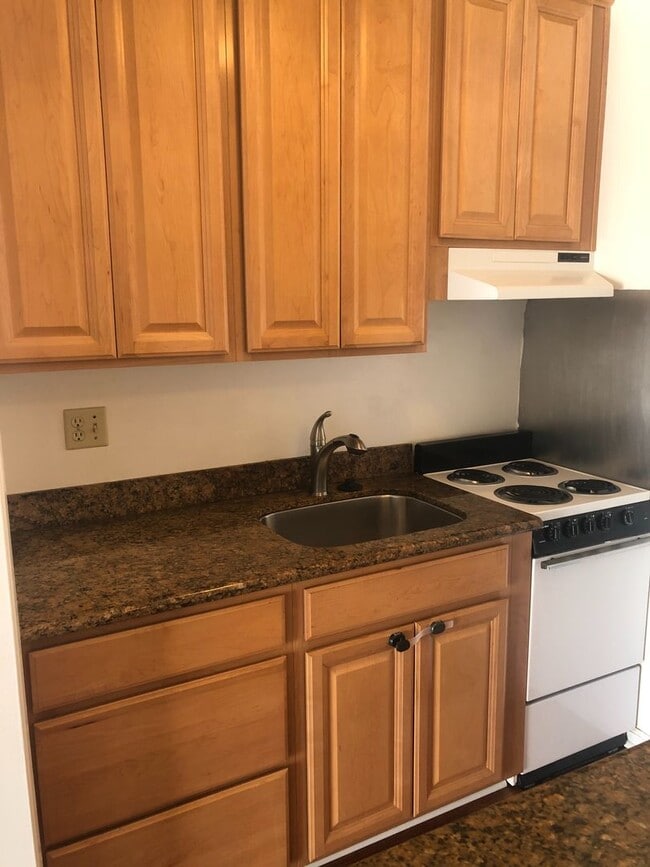 Building Photo - Beautiful one bedroom with grand Bay view’...