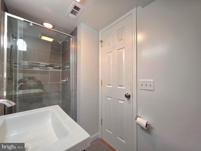 Building Photo - 527 E Nelson Ave