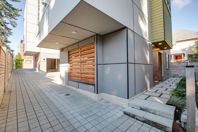 Building Photo - Impeccable Greenwood Townhome with Air Con...