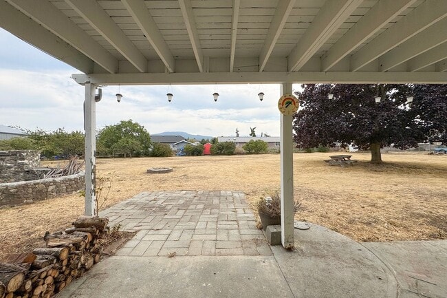 Building Photo - Large Home on Large Lot in Sequim