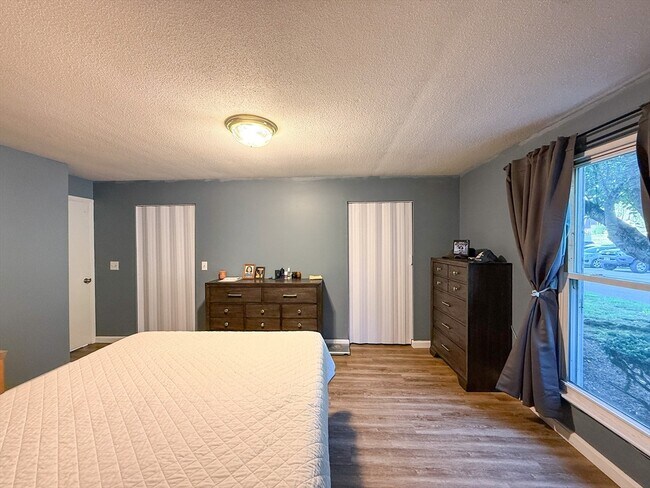 Building Photo - 10 Shadowbrook Ln
