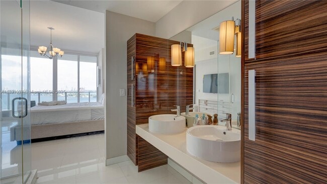 Building Photo - 2020 N Bayshore Dr